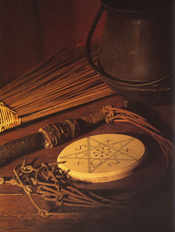 Le balai, le fouet, le pentacle et le chaudron. Photo par Michael Wicks