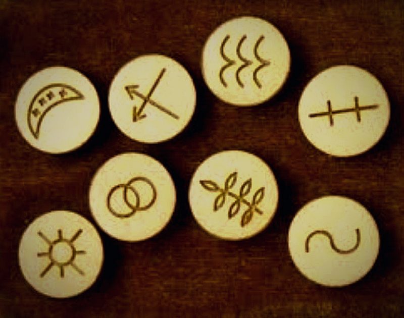 Les 8 runes divinatoires – Les Portes du Sidh
